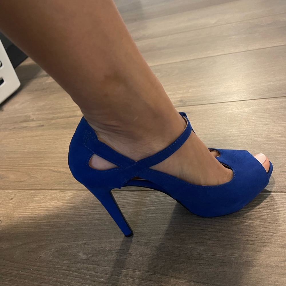 Blue suede open toe guess pumps